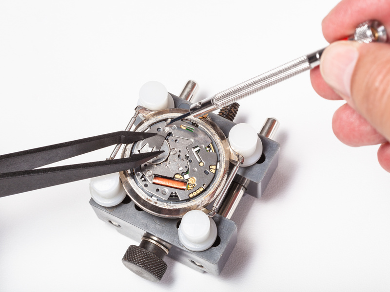 replacement battery in quartz watch